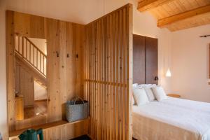 um quarto com uma cama e uma parede de madeira em Aura Relais em Urbino mais 88 fotografias