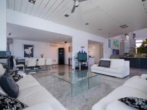 een woonkamer met witte banken en een televisie bij Holiday Home Finca Edel by Interhome in Moraira