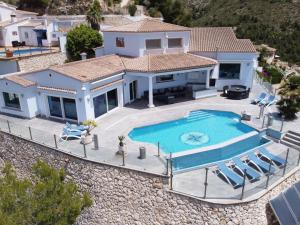 een luchtfoto van een huis met een zwembad bij Holiday Home Finca Edel by Interhome in Moraira