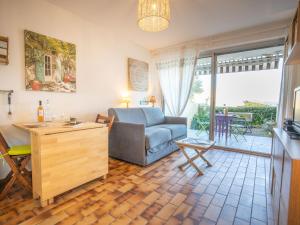 una sala de estar con un sofá y una mesa en Apartment Les Louvans-6 by Interhome, en Saint-Aygulf