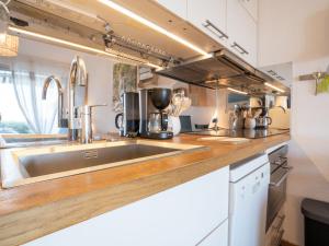 una cocina con fregadero y encimera en Apartment Les Louvans-6 by Interhome, en Saint-Aygulf 37 fotos más