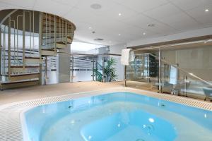 une baignoire jacuzzi dans une pièce avec escalier dans l'établissement Clarion Collection Hotel Plaza, à Karlstad