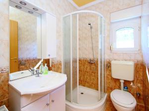 La salle de bains est pourvue d'une douche, de toilettes et d'un lavabo. dans l'établissement Apartment Lakefront 1 by Interhome, à Balatonlelle