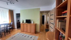 ein Wohnzimmer mit einem Schreibtisch und einem Esszimmer in der Unterkunft Miejscówka nad morzem Nice two room apartment near the sea in Danzig