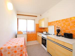 kuchnia z kuchenką i lodówką w obiekcie Holiday Home Betula by Interhome w mieście Balatonmáriafürdő