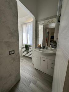 a bathroom with a sink and a mirror at Casa L'Aquila in Como