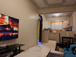 KikuyuRomantic 1Bedroom Gateway in Kinoo的客厅设有挂在墙上的电视 更多29张照片