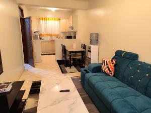 Romantic 1Bedroom Gateway in Kinoo的厨房或小厨房