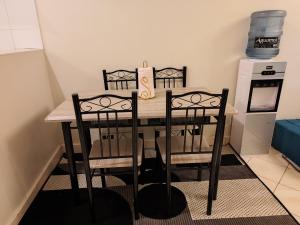 Romantic 1Bedroom Gateway in Kinoo的厨房或小厨房