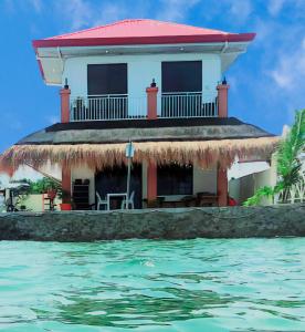 una casa sobre el agua en PRIVATE COLLECTION 贅沢 Jade's Beach Villa 별장 Cebu-Olango An exclusive private beach secret en Lapu Lapu City