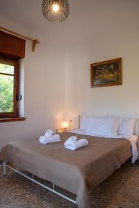 a bedroom with a bed with two towels on it at Naia House in Chorefto