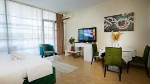 pokój hotelowy z łóżkiem, stołem i telewizorem w obiekcie Todo apartements w Durrës