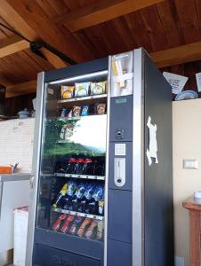 einen großen blauen Kühlschrank mit Getränken in der Unterkunft Casa di sotto in Giratola