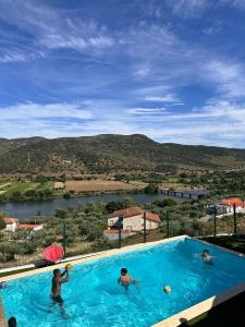 un groupe de personnes jouant dans une piscine dans l'établissement CoraçãoD´Ouro, à Torre de Moncorvo