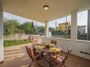 Un comedor con mesa y sillas en un patio. en Holiday Home I Modellini by Interhome, en Pietrasanta