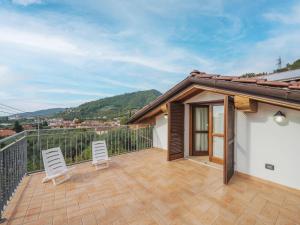 un balcón con 2 sillas y una casa en Holiday Home I Modellini by Interhome, en Pietrasanta