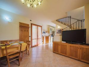 sala de estar con TV y mesa de comedor en Holiday Home I Modellini by Interhome, en Pietrasanta