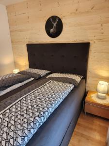 2 camas en una habitación con paredes de madera en Haus Martina en Sand in Taufers