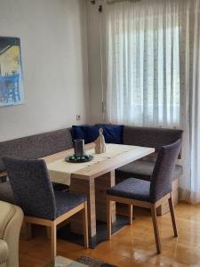 y sala de estar con mesa de comedor y sillas. en Haus Martina, en Sand in Taufers