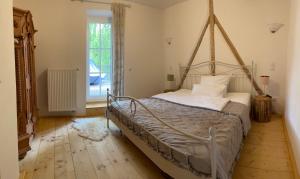 a bedroom with a bed with a metal frame at rheinhessen-landhaus in Tiefenthal