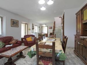 sala de estar con mesa y sofá en Villa Simonetta by Interhome, en Forte dei Marmi