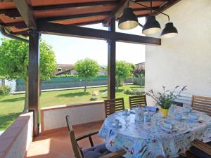 mesa de comedor con mantel azul y blanco en Villa Simonetta by Interhome, en Forte dei Marmi
