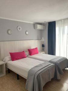 Posteľ alebo postele v izbe v ubytovaní Hotel Apartamentos Solimar