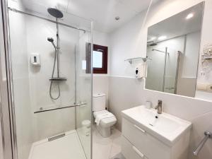 Un baño con ducha, inodoro y lavabo. en Oro y Luz, en Rodalquilar