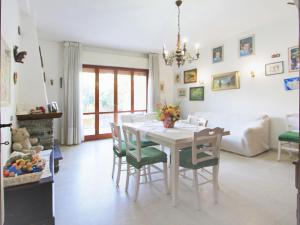 een eetkamer met een witte tafel en stoelen bij Holiday Home Nannini by Interhome in Forte dei Marmi