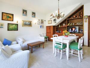 een woonkamer met een witte tafel en een bank bij Holiday Home Nannini by Interhome in Forte dei Marmi