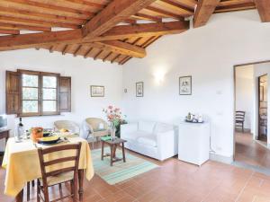 ein Wohnzimmer mit einem Tisch und einem Sofa in der Unterkunft Apartment Il Melo by Interhome in Grassina