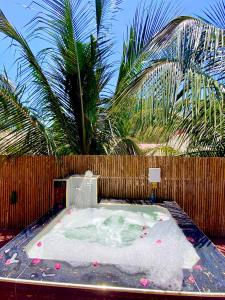 una bañera de hidromasaje en un patio trasero con una palmera en Phi Phi Maiyada Resort- SHA Certified en Islas Phi Phi