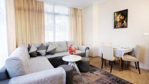 salon z kanapą i stołem w obiekcie Todo apartements w Durrës