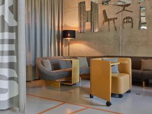 Predel za sedenje v nastanitvi 25hours Hotel Zürich West