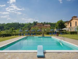 una piscina en un patio con sombrillas en Apartment Edera by Interhome, en Pian di Scò