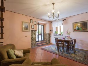 una sala de estar con un sofá y una mesa en Apartment Edera by Interhome, en Pian di Scò 15 fotos más