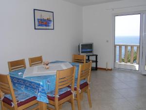 TV a/nebo společenská místnost v ubytování Apartment Plavac Mali-4 by Interhome