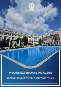 ein Hotel mit einem Pool vor einem Gebäude in der Unterkunft Iaki Conference & Spa Hotel in Mamaia