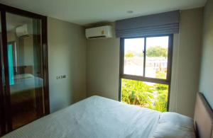 un dormitorio con una cama y una ventana en Title Rent Rawai, en Rawai Beach 13 fotos más