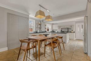 MedbourneにあるPort Hill Houseの木製のテーブルと椅子のあるキッチン