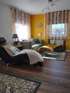 ein Wohnzimmer mit einem Sofa und einem Tisch in der Unterkunft Kim`s Cottage in Görwihl