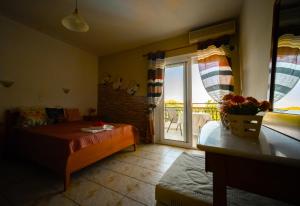 Postel nebo postele na pokoji v ubytování Aegli Hotel Studios