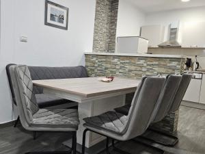 Η κουζίνα ή μικρή κουζίνα στο Apartman Central Pisak