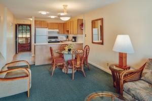 a kitchen and dining room with a table and chairs at Banyan Harbor Resort in Lihue