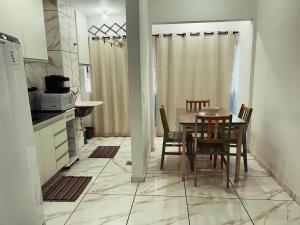 uma cozinha e sala de jantar com mesa e cadeiras em Apart. Bela Vista em Porto Ferreira