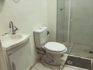 uma casa de banho com um WC, um lavatório e um chuveiro em Apart. Bela Vista em Porto Ferreira