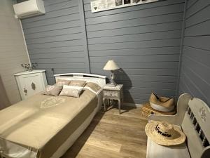 Un pat sau paturi într-o cameră la Maison de vacances