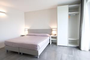 Llit o llits en una habitació de Hotel Paris