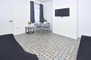 Μια τηλεόραση ή/και κέντρο ψυχαγωγίας στο 3bedroom-close-to-hospital-suitable for contractors and NHS