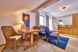 een woonkamer met een eettafel en stoelen bij Hotel Antonia in Oberammergau